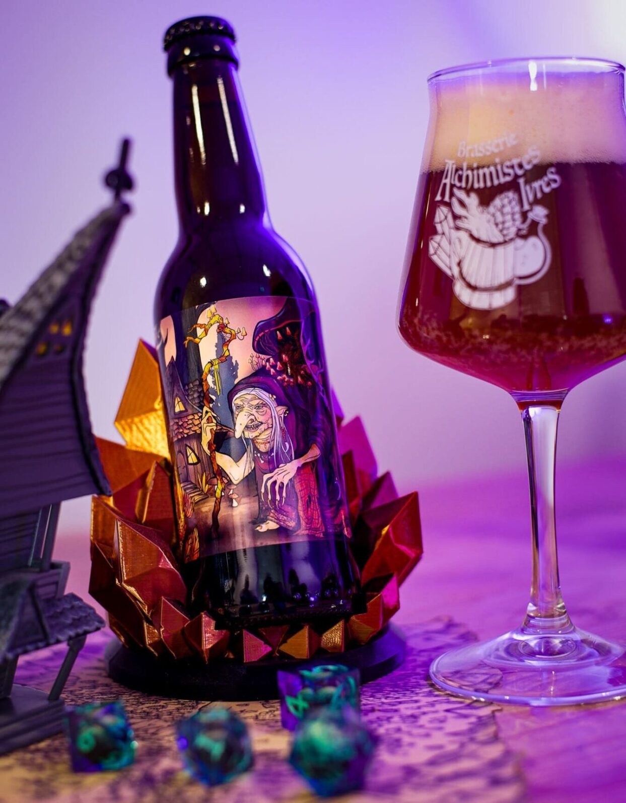 Bouteille et verre de bière artisanale Les Alchimistes Ivres, illustrés dans un univers inspiré du jeu de rôle et de la légende de Baba Yaga.