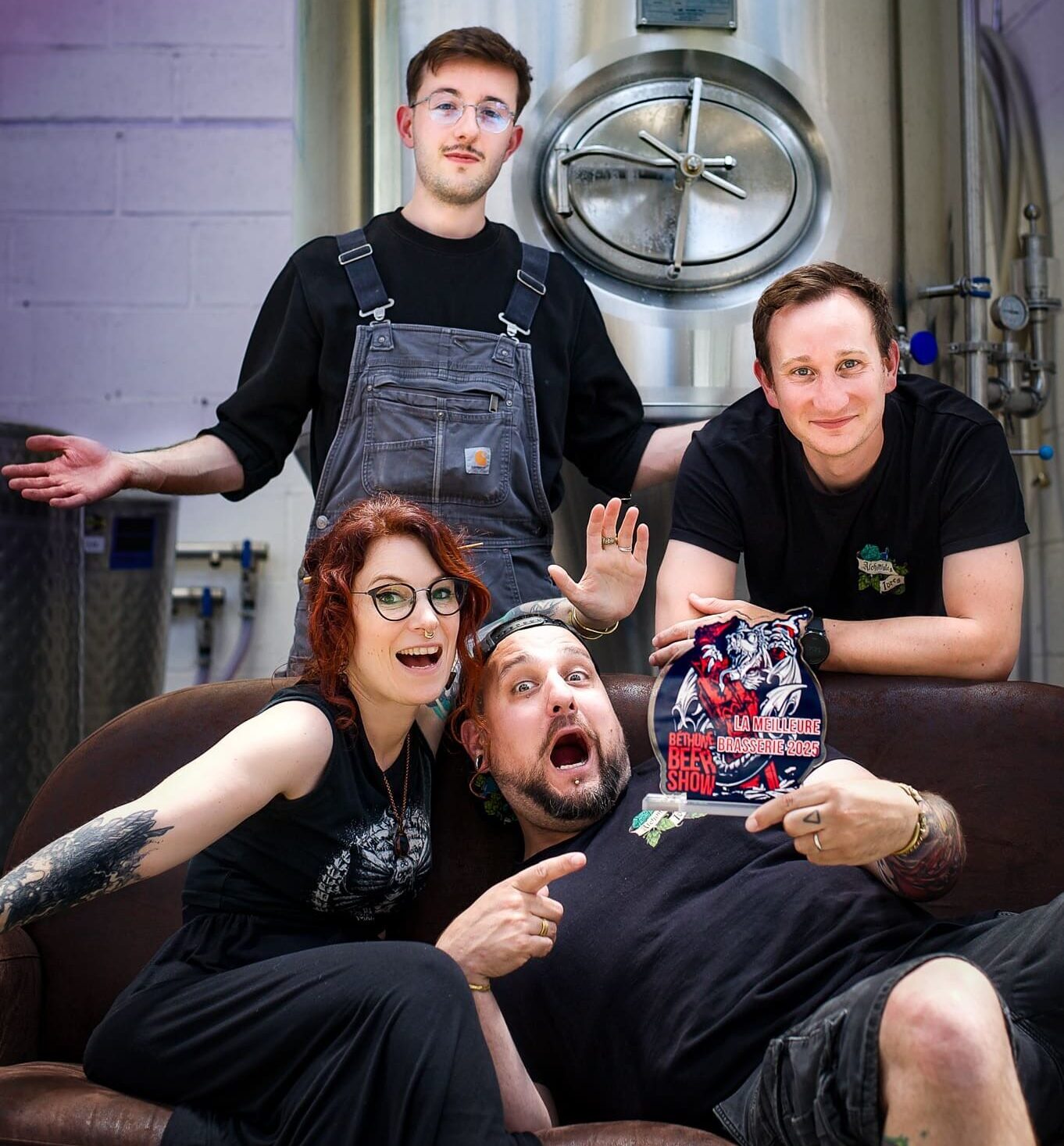L’équipe des Alchilmistes Ivres, brasserie artisanale à Broons, posant dans leur salle de brassage avec leur prix du Béthune Beer Show 2025.
